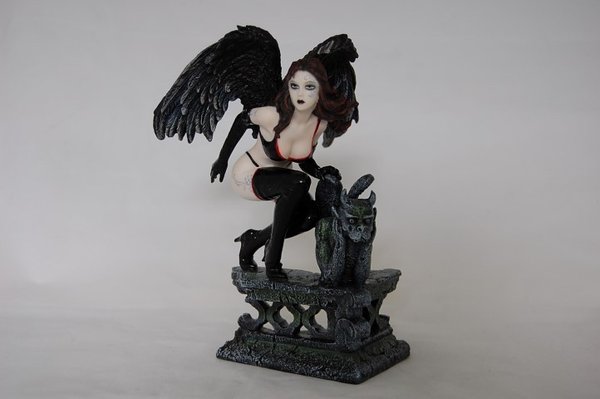 Raven, schwarze Elfe auf Gargoyl